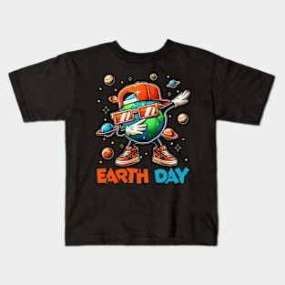 Earth day dabbing 2024 Kids T-Shirt